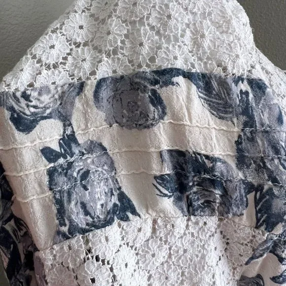 Free People Women Moon River Blouse Size L Blue White Peasant Floral Roses - Picture 7 of 9
